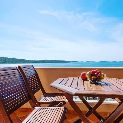Beachfront Aparments Meić Pirovac AP3