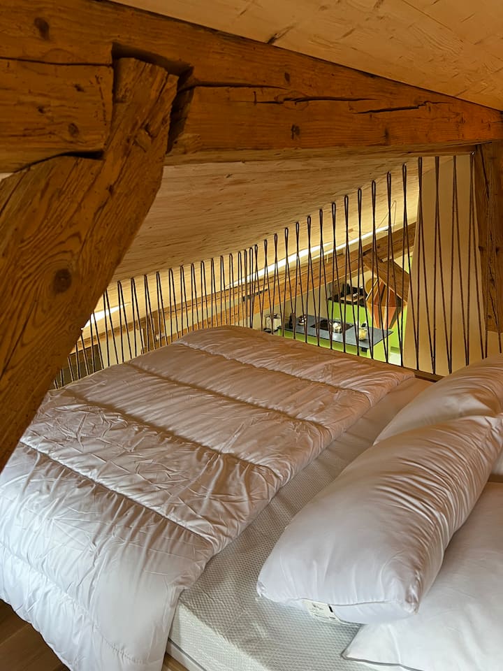 בקומת הביניים יש מיטה זוגית 140/190. תוכלו למצוא בעץ 4 המגירות לאחסון החפצים האישיים שלכם. זה לא בטוח לילדים קטנים. 