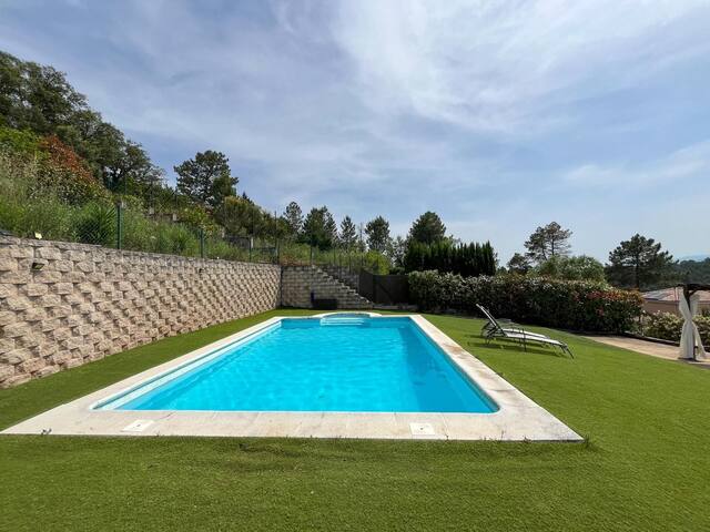 casa con piscina y jardín amplio gallery image 3