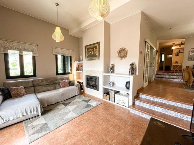 casa con piscina y jardín amplio gallery image 2