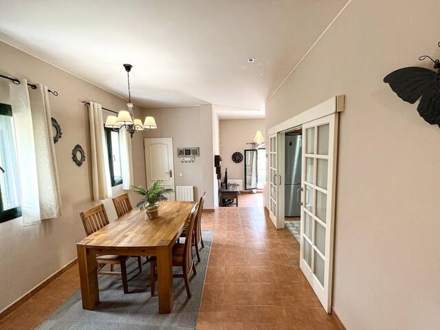 casa con piscina y jardín amplio gallery image 5