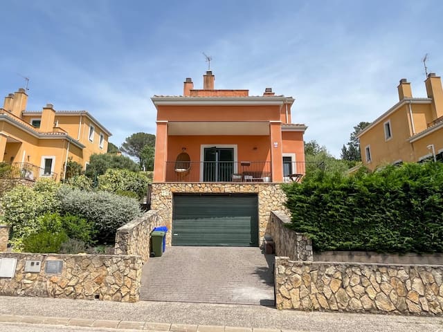 casa con piscina y jardín amplio
