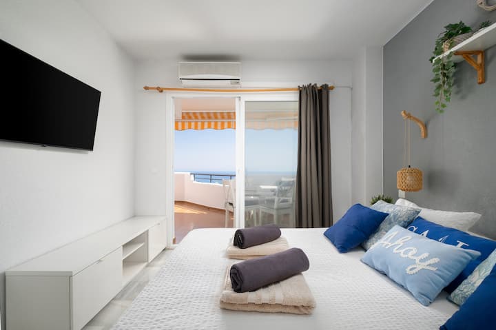 Chumba kikuu cha kulala chenye televisheni na ufikiaji wa roshani.