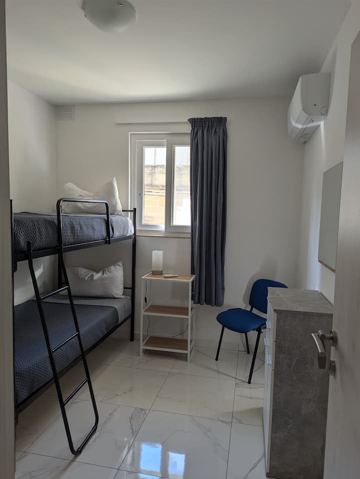 Spavaća soba 2
Mala, ali dobro organizirana spavaća soba s krevetima na kat i dobro osmišljenim prostorom za odlaganje svega što vam je potrebno za miran san.