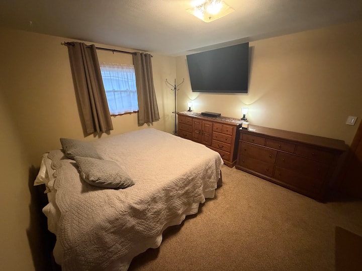 საწოლის რეგულირებად ჩარჩოსა და მძიმე მომხმარებლებისთვის განკუთვნილი მაღალი ხარისხის მატრასის გარდა, აქვეა Panasonic 2025-ის ფლაგმანი 65‑დუიმიანი OLED‑ტელევიზორი Z95B. ეს მოდელი მხარს უჭერს როგორც პრემიუმკლასის 4K‑ფორმატებს, ისე Dolby Vision‑სა და HDR10+‑ს, ასევე, აქვს ჩაშენებული 5.1‑არხიანი სივრცითი ხმის სისტემა.