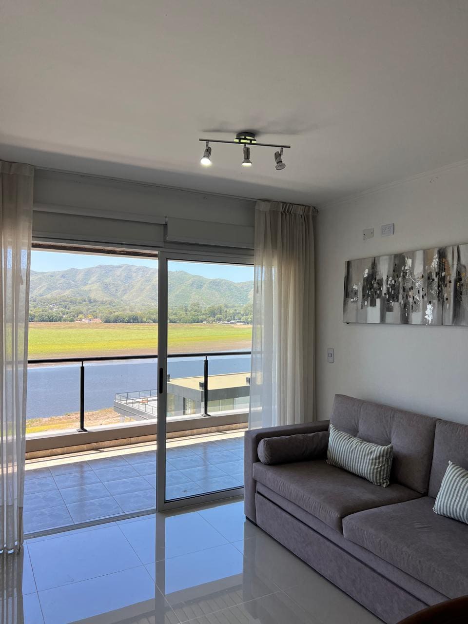 Anuncio de Airbnb popular: apartment with a lake view en Villa Parque Siquiman