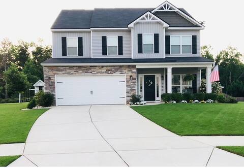 Amazing masters rental- pool, firepit, patio, loft