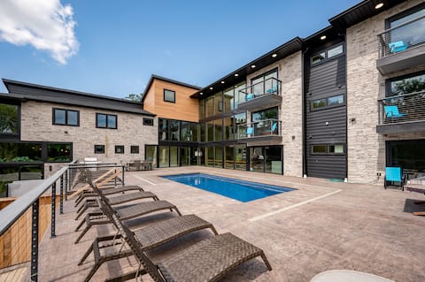 Luxury lakefront house indoor/outdoor pool,