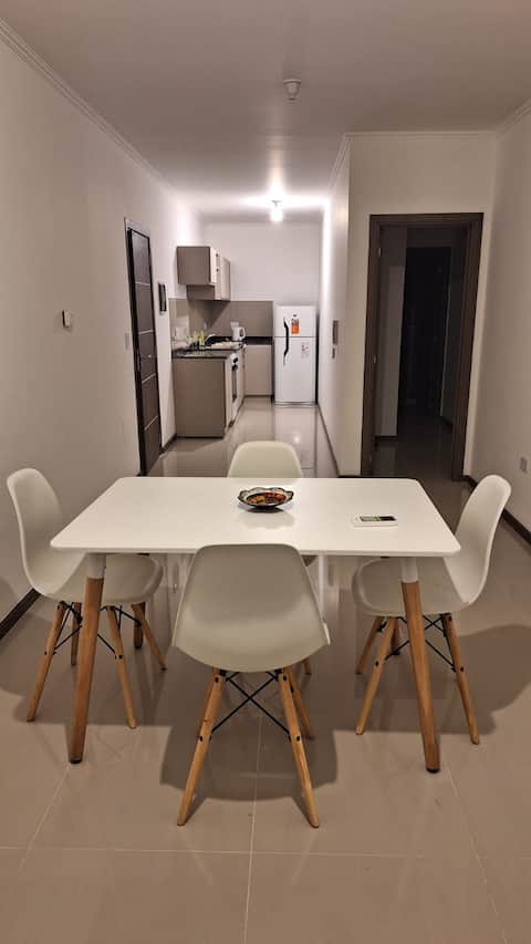 Anuncio de Airbnb popular: Lakefront apartment in Carlos Paz en Departamento Punilla