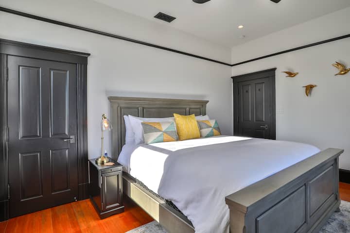 Брачна спална соба на вториот кат, инаку позната како Pier View Suite, со 55-инчен телевизор и прекрасен поглед кон океанот и пристаништето.