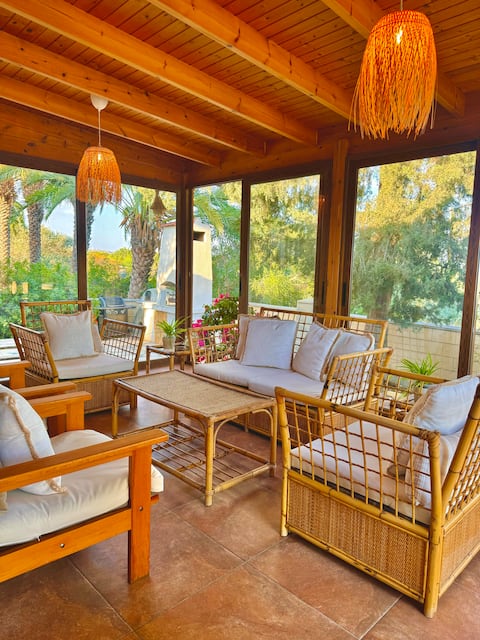 Peaceful Garden Retreat w/ Hot Tub•5 Min to Beach