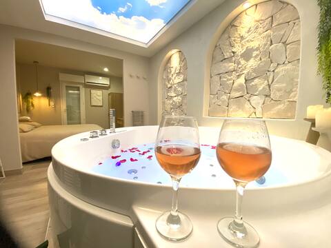 Saint Pierre Suite with Spa /King size bed/A/C