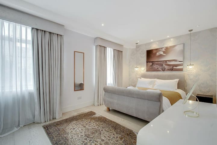 Two Bed Apartment Central London gallery image 4