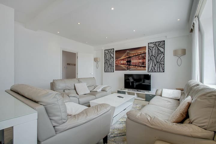 Two Bed Apartment Central London gallery image 3