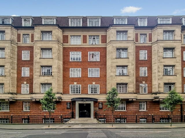 Two Bed Apartment Central London gallery image 5