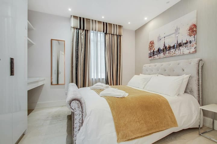 Two Bed Apartment Central London gallery image 2