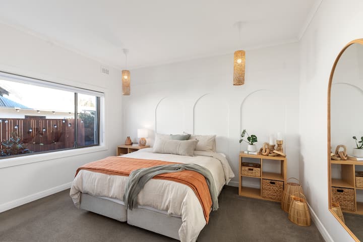 Mashuka bora yanakusubiri katika kitanda cha ukubwa wa kati chenye ubora wa juu. Televisheni na mwonekano wa ua huboresha ukaaji wako. Vyumba vya kuogea vya Country Road hutolewa kwa ajili ya matumizi wakati wa ukaaji wako. 