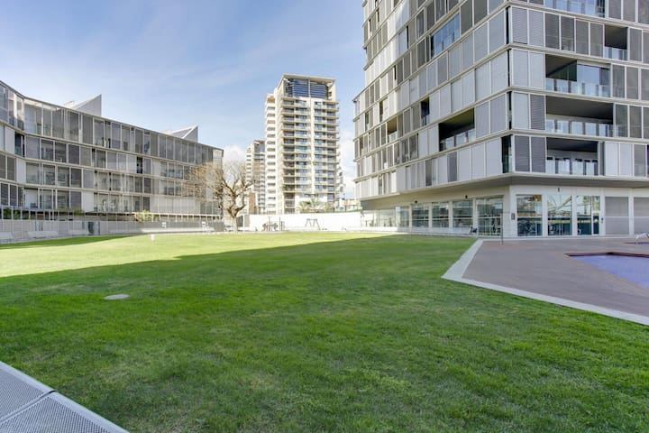 Beach Apartment 2-Room & 2-Bath + Parking