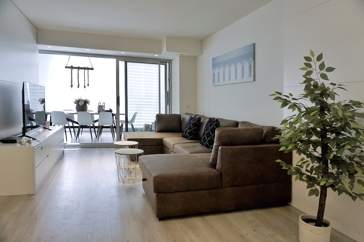 Successful Airbnb property: Beach Apartment 2-Room & 2-Bath +  Parking in Diagonal Mar I El Front Marítim Del Poblenou
