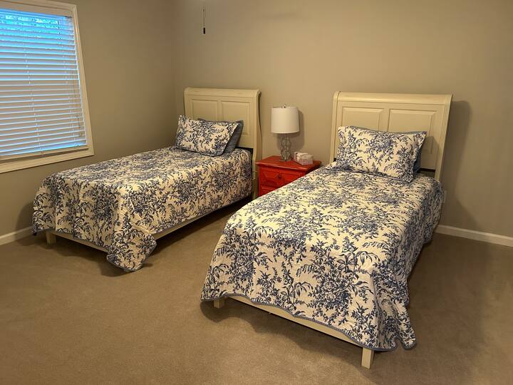 Roshani inayoangalia pango lenye vitanda viwili pacha