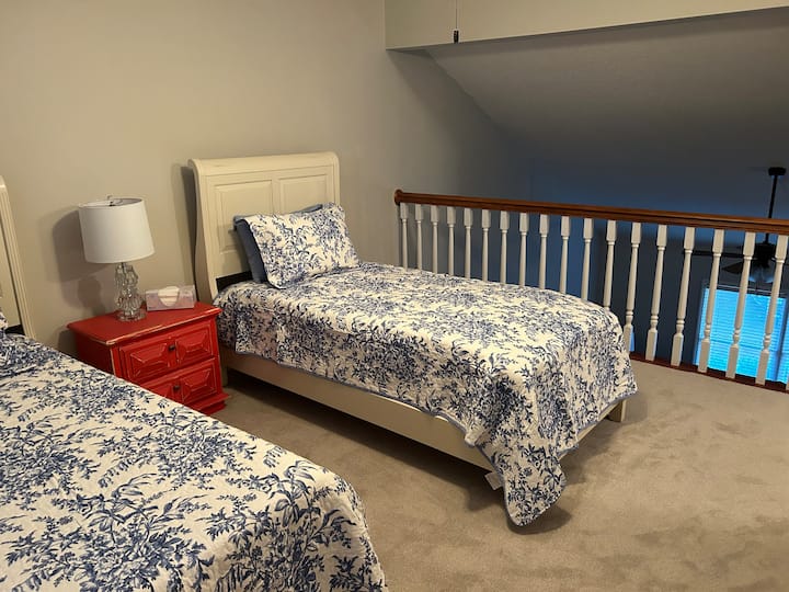 Roshani inayoangalia pango lenye vitanda viwili. 