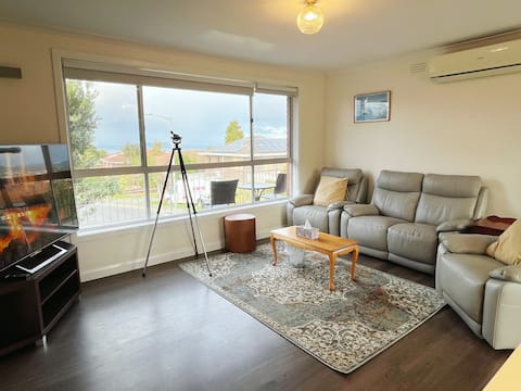 Seaview holiday home close to the beach, downtown