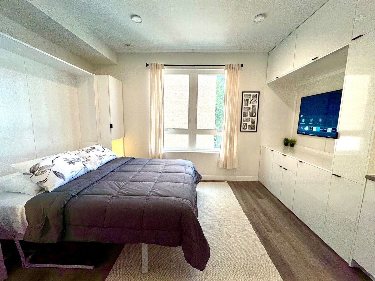 Popular Airbnb listing: Modern Uptown Studio Near Downtown! in City Park West