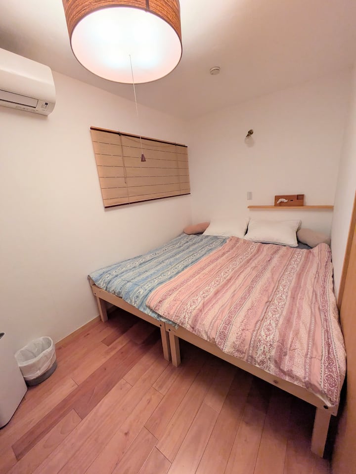 นี่คือห้องนอนด้านหน้าชั้นล่างเสื่อทาทามิในประเทศวางอยู่บนโครงไม้ของอาโอโมริฮิบะและมีฟูกเดี่ยว 2 ชุดวางอยู่ด้านบน