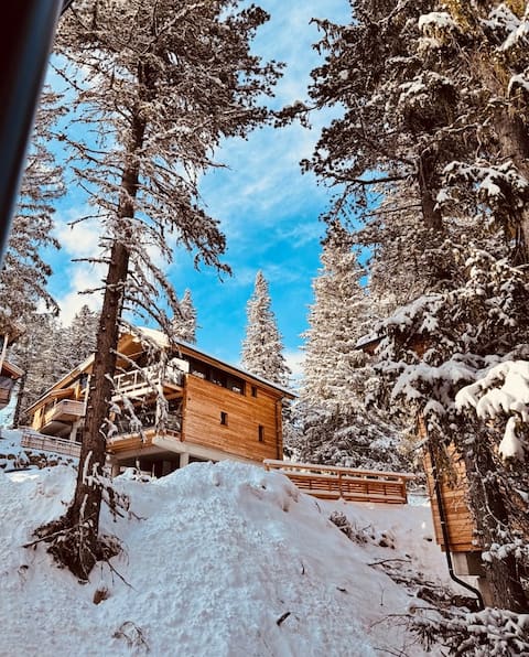 Chalet hot tub & sauna, view of the slopes