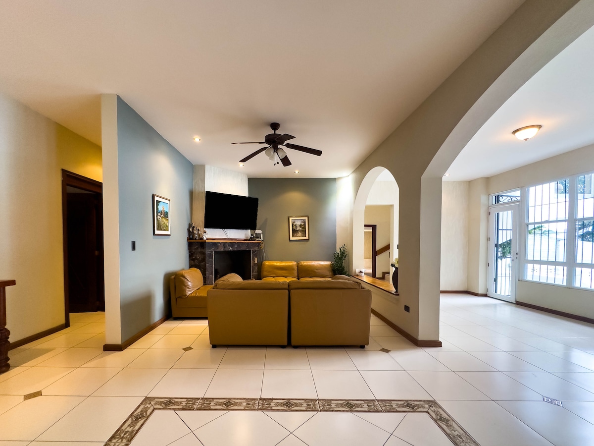 חלל המגורים כולל מאווררי מיזוג אוויר ותקרה!