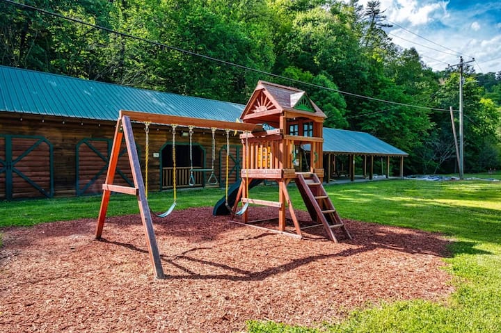 Sleeps 22 with Fire Pit, View, Hot Tub, Game Room - Cabins for