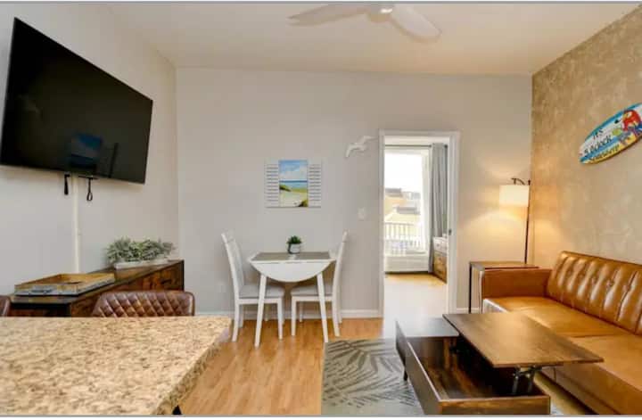 Charming Hidden Gem, Pool View, Steps To Beach - Myrtle Beach, SC
