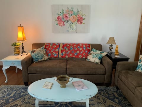 Melrose House- Center of town. EV Charger.