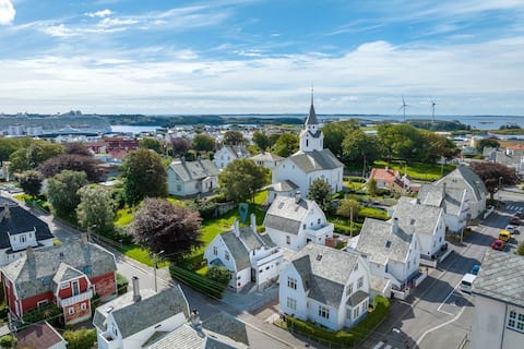 Home Central to City & Shoreline