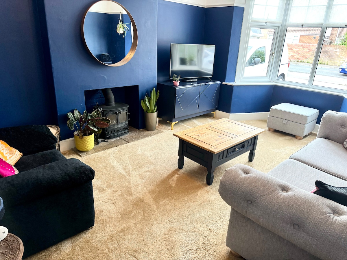 Successful Airbnb property: Colourful house near beach-fun family & group stay in Somerset