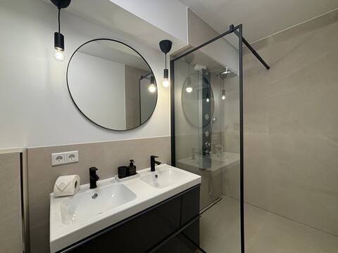 90 sqm - 5 rooms - parking - highway - blue lake