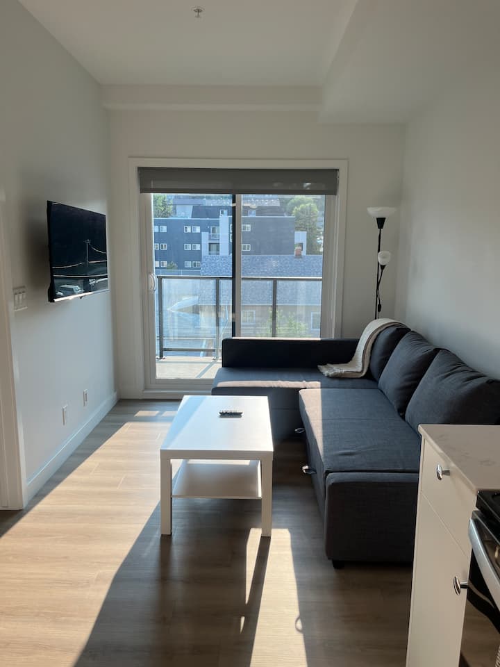 Modern Downtown 2 Bed River Views & Free Parking! - Wilder Institute/Calgary Zoo