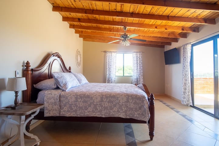 Основна стая, климатик и телевизор