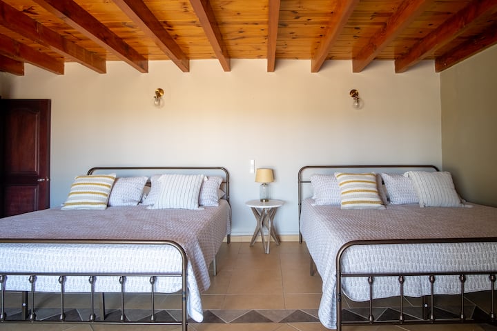 Стая №2 с баня и тоалетна, всички стаи имат климатик