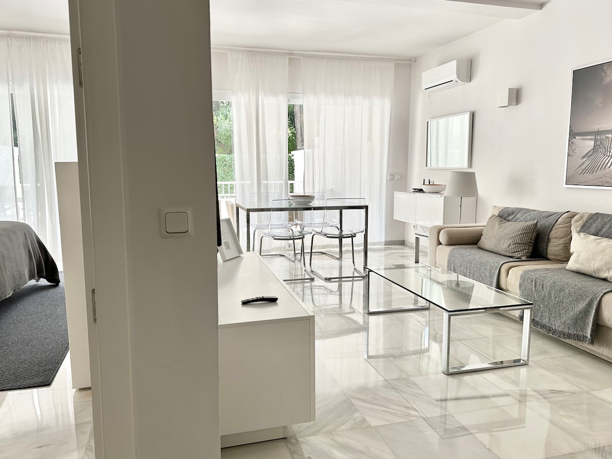 Anuncio de Airbnb popular: MARBELLA CENTER WHITE APARTMENT en Marbella