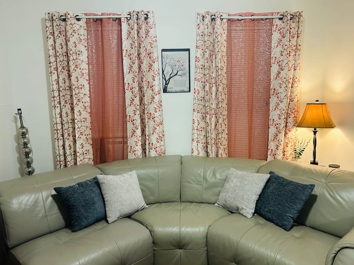 Orchard 32 | Cozy 3br + Free Parking - Springfield, MA