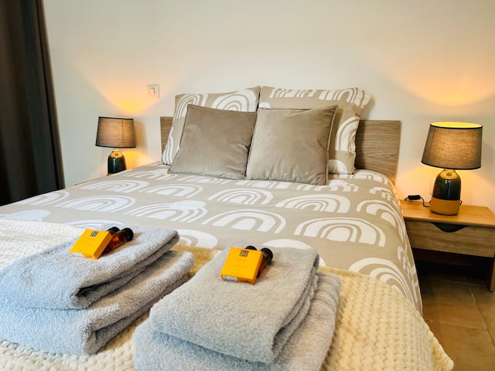 Двойно легло 160 см 
Ново спално бельо - легла, оправени при пристигането