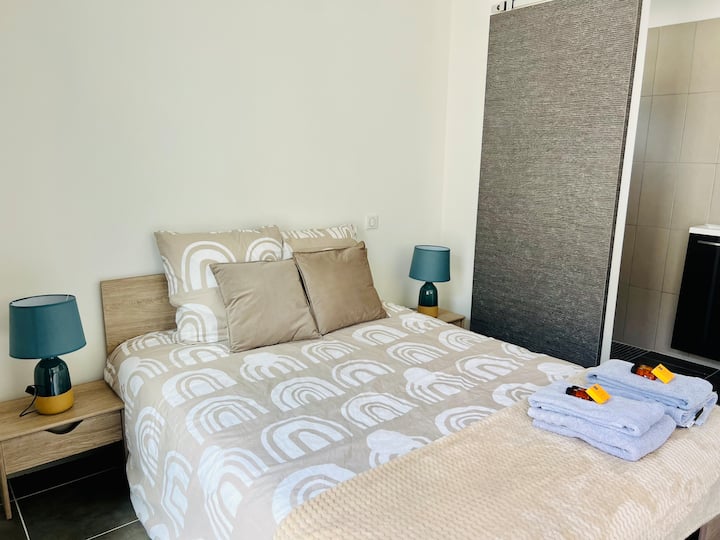 Двойно легло 160 см 
Ново спално бельо - легла, направени при пристигане