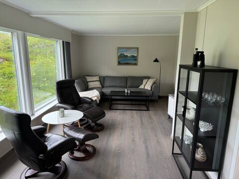 Top performing Airbnb: House with Adventurous location by the lake in Lofoten in Flakstad