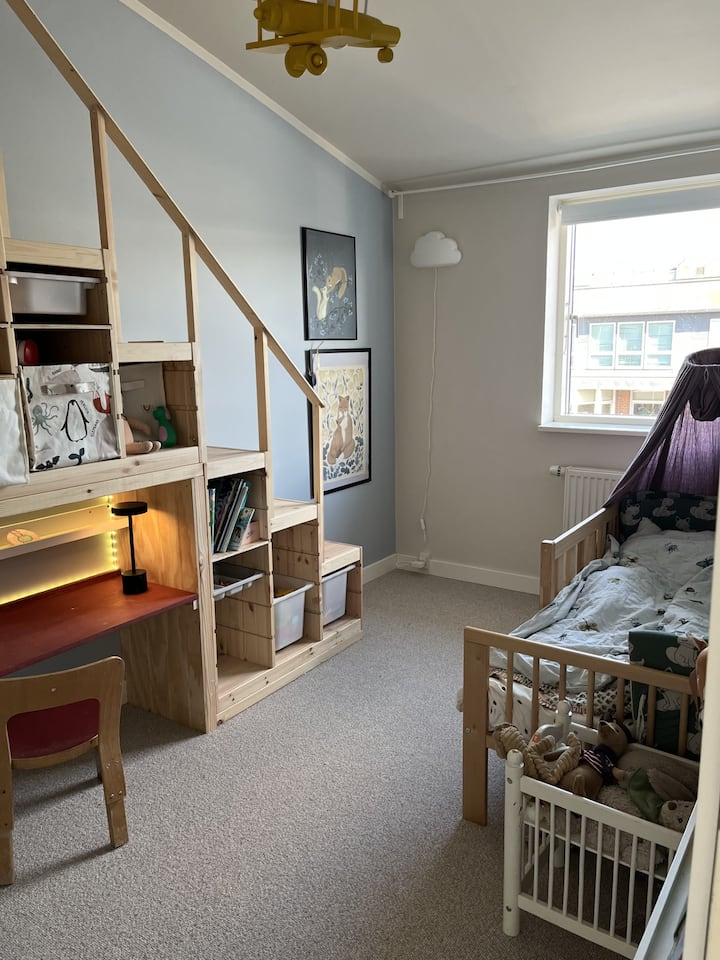 I dette rum er der en juniorseng på 70 cm * 160 cm og madras på loftet på 120 cm * 200 cm