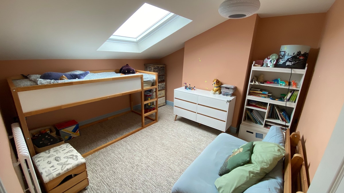 Chumba cha kulala cha watoto kilicho na zulia nene la sufu na mwangaza wa anga ulio na kipofu cha kuzima. Kitanda cha juu cha mtu mmoja, kilichoundwa kwa ajili ya watoto lakini kinaweza kumfaa mtu mzima (si mzito!), ingawa fahamu chumba cha kulala. 