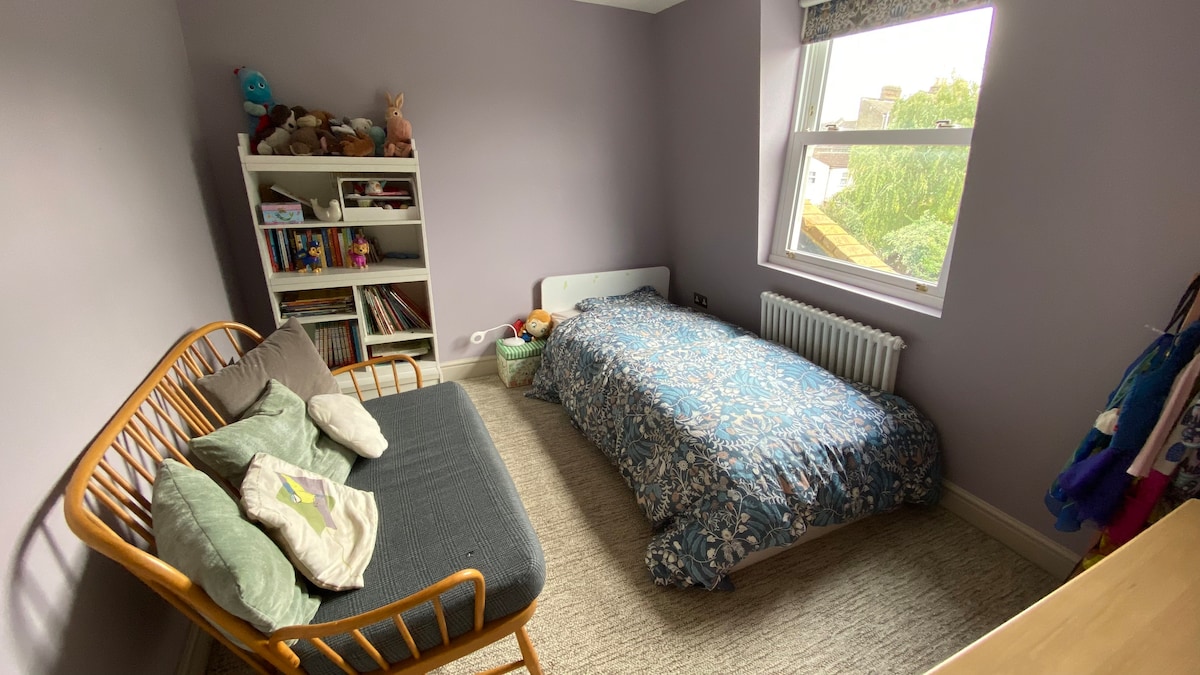 Chumba cha kulala cha watoto kilicho na zulia nene la sufu na kipofu cha rangi nyeusi. Kitanda cha kawaida cha mtu mmoja kinachotumiwa na mtoto wetu wa miaka 3 lakini kinaweza kulala vizuri mtu mzima. 