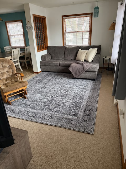 Cozy 2 beds 1.5 bath home & garage