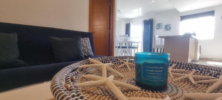 Sala con tv y aire acondicionado.