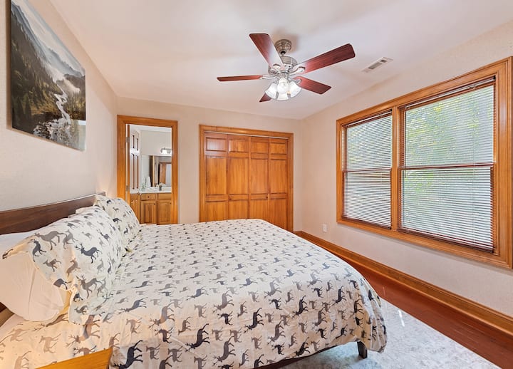 一楼主卧配备全功能卫生间，配备舒适的加大双人床和优质床上用品。 